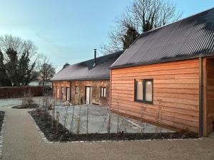 un grand bâtiment en bois avec un toit noir dans l'établissement Ridgeway, à Marlborough