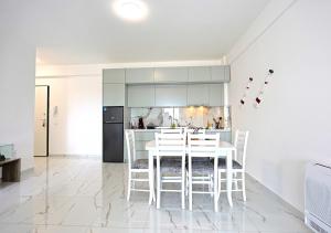 Gambar di galeri bagi Blue Slide House - 1BR, Waterpark, Shoreline di Golem