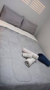 una camera da letto con un letto con un pipistrello blu e bianco sopra di Apartamento Novo, Lindo e Confortável prox Centro a Gravataí