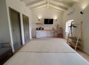 Galería fotográfica de Olive Grove boutique studio en Ágios Panteleḯmon