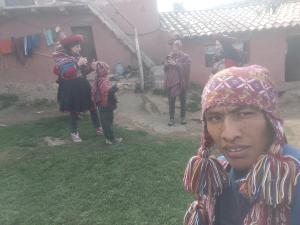 un groupe de personnes debout devant une maison dans l'établissement Casa de Gumercindo, à Ccorcor
