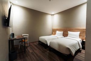 En eller flere senge i et værelse på Stay Kertapati Hotel