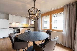 Kuchyň nebo kuchyňský kout v ubytování Mera Peak Prime Apartment