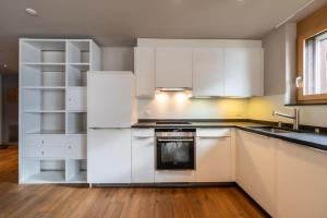 Kuchyň nebo kuchyňský kout v ubytování Mera Peak Prime Apartment