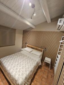 sypialnia z dużym łóżkiem i schodami w obiekcie Country house "L'isola che non c'è" w mieście Ancona