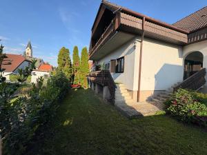 een huis met een trap en een grasveld bij Szomszéd Ház in Keszthely