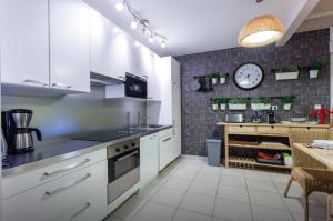 Kuchyň nebo kuchyňský kout v ubytování LES MAISONS SOLAIRES Villa pour 15 pers maxi