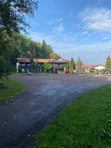 an empty parking lot in front of a building at Motel Zur Festwiese in Gierstädt