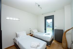 Un pat sau paturi într-o cameră la Designer villa - Ioannina