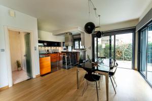 O bucătărie sau chicinetă la Designer villa - Ioannina