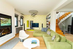 Un televizor și/sau centru de divertisment la Designer villa - Ioannina