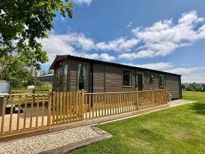 PilsdonFallow Cabin的院子里有木栅栏的小屋