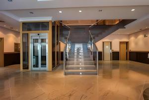 エイバルにあるHotel Eibarの建物内の階段のあるロビー