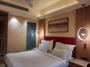 Un pat sau paturi într-o cameră la The Grand Suncity Hotel & Resorts