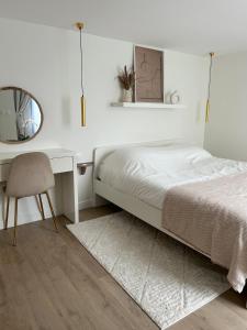 Ένα ή περισσότερα κρεβάτια σε δωμάτιο στο Cozy house 5min Enghien's Lake