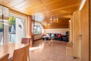 una sala de estar con una mesa y un sofá en Ferienwohnung Urban, en Bestwig