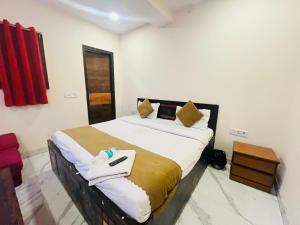 Postel nebo postele na pokoji v ubytování Hotel Three Stay - Near Dilli Haat Janakpuri