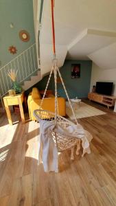 a rope swing in a living room at Le 11 - Terrasse et jardin à 10 minutes à pieds du centre-ville in Strasbourg +25 photos
