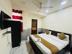 TV a/nebo společenská místnost v ubytování Hotel Three Stay - Near Dilli Haat Janakpuri