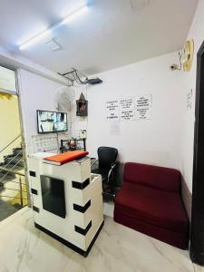 TV a/nebo společenská místnost v ubytování Hotel Three Stay - Near Dilli Haat Janakpuri