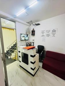 TV a/nebo společenská místnost v ubytování Hotel Three Stay - Near Dilli Haat Janakpuri