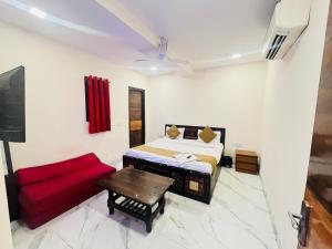 Postel nebo postele na pokoji v ubytování Hotel Three Stay - Near Dilli Haat Janakpuri