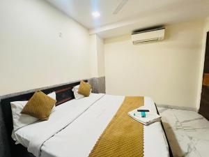 Postel nebo postele na pokoji v ubytování Hotel Three Stay - Near Dilli Haat Janakpuri + 26 fotografií