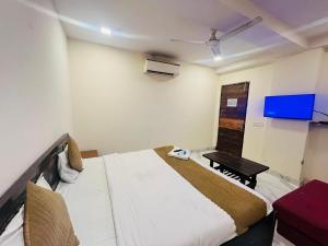 TV a/nebo společenská místnost v ubytování Hotel Three Stay - Near Dilli Haat Janakpuri