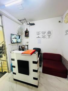 TV a/nebo společenská místnost v ubytování Hotel Three Stay - Near Dilli Haat Janakpuri