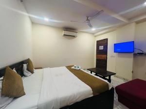 TV a/nebo společenská místnost v ubytování Hotel Three Stay - Near Dilli Haat Janakpuri