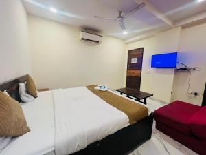 Postel nebo postele na pokoji v ubytování Hotel Three Stay - Near Dilli Haat Janakpuri