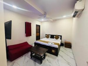 Postel nebo postele na pokoji v ubytování Hotel Three Stay - Near Dilli Haat Janakpuri