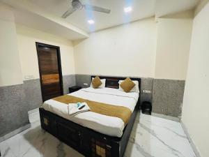Postel nebo postele na pokoji v ubytování Hotel Three Stay - Near Dilli Haat Janakpuri