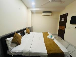 Postel nebo postele na pokoji v ubytování Hotel Three Stay - Near Dilli Haat Janakpuri