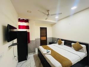 TV a/nebo společenská místnost v ubytování Hotel Three Stay - Near Dilli Haat Janakpuri