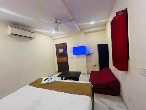 Postel nebo postele na pokoji v ubytování Hotel Three Stay - Near Dilli Haat Janakpuri
