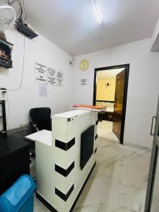 TV a/nebo společenská místnost v ubytování Hotel Three Stay - Near Dilli Haat Janakpuri