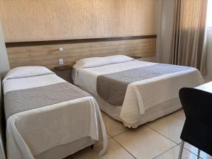 Postel nebo postele na pokoji v ubytování Moura Palace Hotel