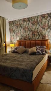 Un dormitorio con una cama grande con una pared. en Olive Coast Apartments Baošići Center, en Herceg-Novi