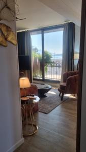 Una sala de estar con vista al mar. en Olive Coast Apartments Baošići Center, en Herceg-Novi