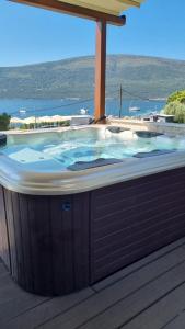 un jacuzzi en la terraza de una casa en Olive Coast Apartments Baošići Center, en Herceg-Novi 48 fotos más