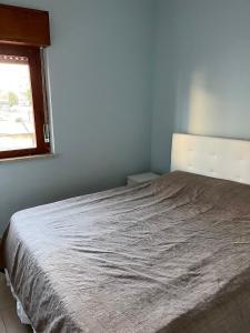 スカレアにあるApartment in Scaleaの窓のある大きなベッドのある寝室