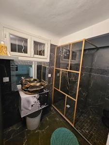 een badkamer met een wastafel en een toilet. bij Pigments & Paillettes in Draguignan