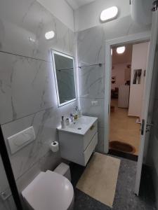 A bathroom at Learti Apartment