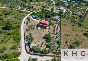 Luftblick auf ein Haus und eine Straße in der Unterkunft Mondo Cosseri Villa Rossa-Dorothea and Mondo Cosseri Villa Rossa-Penelope, with own shared pool in Lixouri