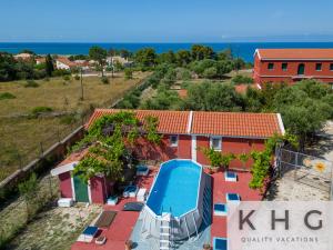 eine Luftaufnahme eines Hauses mit Swimmingpool in der Unterkunft Mondo Cosseri Villa Rossa-Dorothea and Mondo Cosseri Villa Rossa-Penelope, with own shared pool in Lixouri