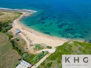 Luftaufnahme eines Strandes und des Meeres in der Unterkunft Mondo Cosseri Villa Rossa-Dorothea and Mondo Cosseri Villa Rossa-Penelope, with own shared pool in Lixouri
