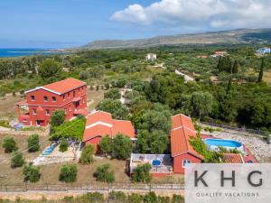 eine Luftaufnahme eines Hauses mit Swimmingpool in der Unterkunft Mondo Cosseri Villa Rossa-Dorothea and Mondo Cosseri Villa Rossa-Penelope, with own shared pool in Lixouri