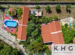 einen Blick über ein Gebäude mit Pool in der Unterkunft Mondo Cosseri Villa Rossa-Dorothea and Mondo Cosseri Villa Rossa-Penelope, with own shared pool in Lixouri