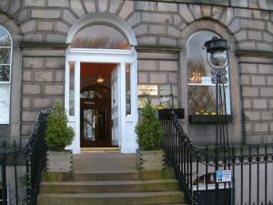 eine Eingangstür eines Gebäudes mit einer Treppe und einem Eingang in der Unterkunft Terrace hotel in Edinburgh